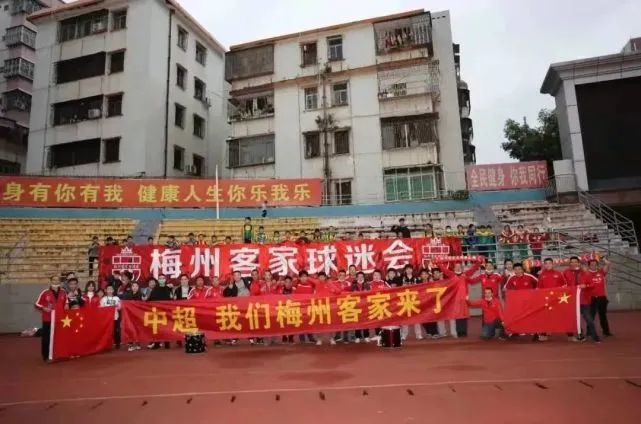 另一边，章宇与王砚辉的父子关系的疏离纠葛感也跃然纸上，眼前是茫然与绝望，背后却是愤怒与斥责，父爱既是掌控也是逃不开的羁绊